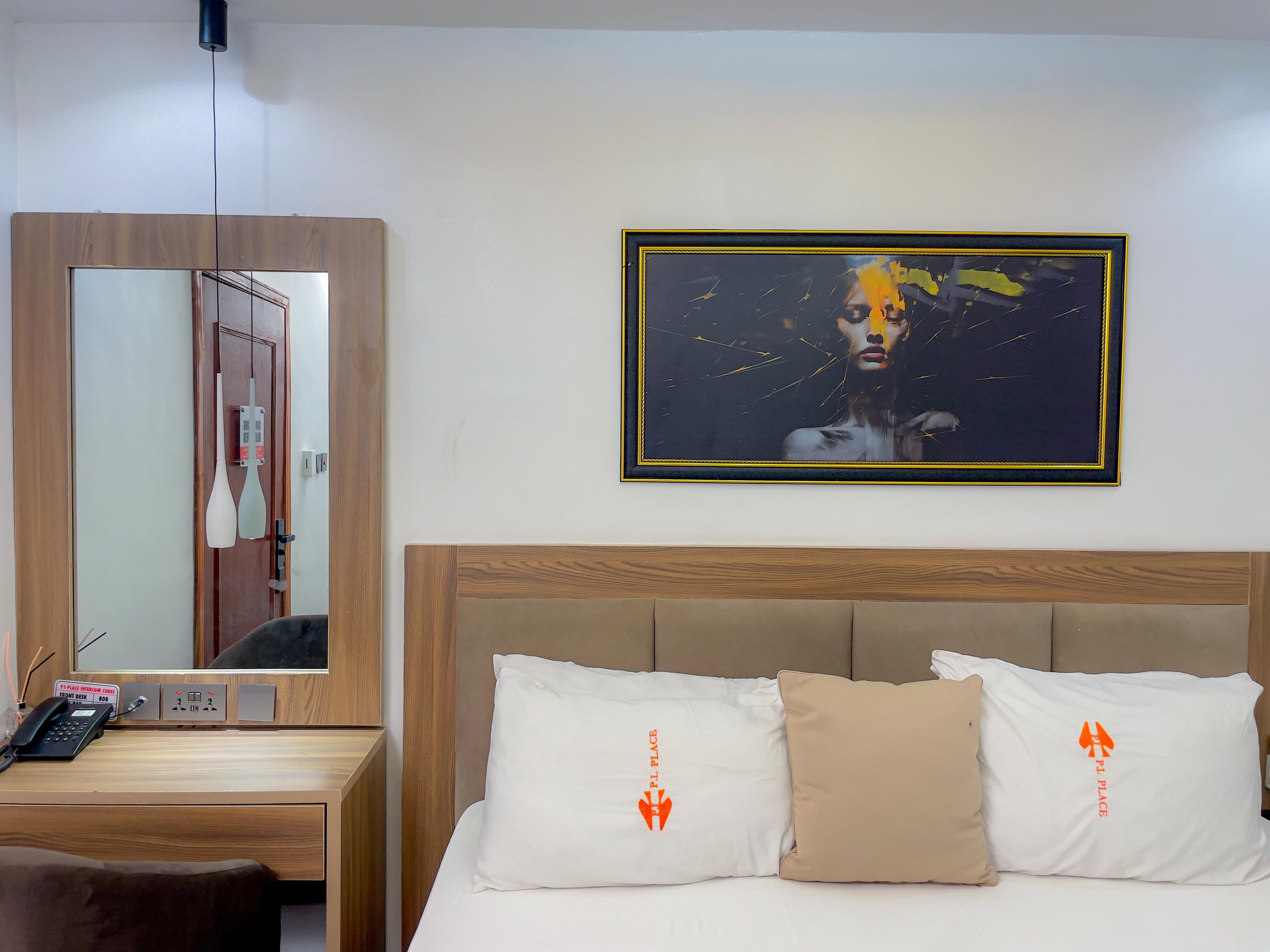 DELUXE ROOM